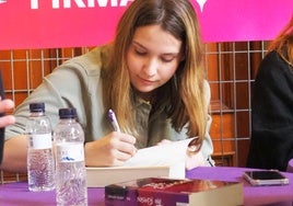 Un autora de 'young adult' firma sus libros en el Crush Fest.