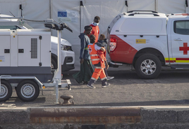 Los Servicios de Emergencias atienden a una mujer y un menor a su llegada a El Hierro