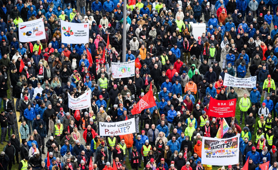 Los empleados de Volkswagen protestan frente a la planta principal de Volkswagen en Wolfsburg