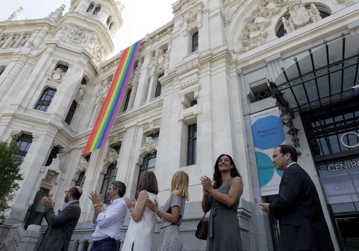 El Ayuntamiento de Madrid izaba la bandera arcoíris en el Orgullo hasta la pasada legislatura.