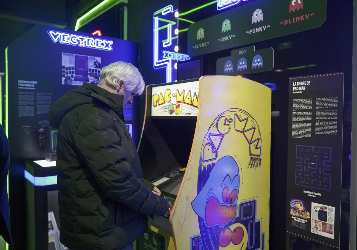 Ana resim - 'Pac-Man', 'Luigi's Mansion' atari salonu ve 'Guitar Hero' oynayan birkaç kişi