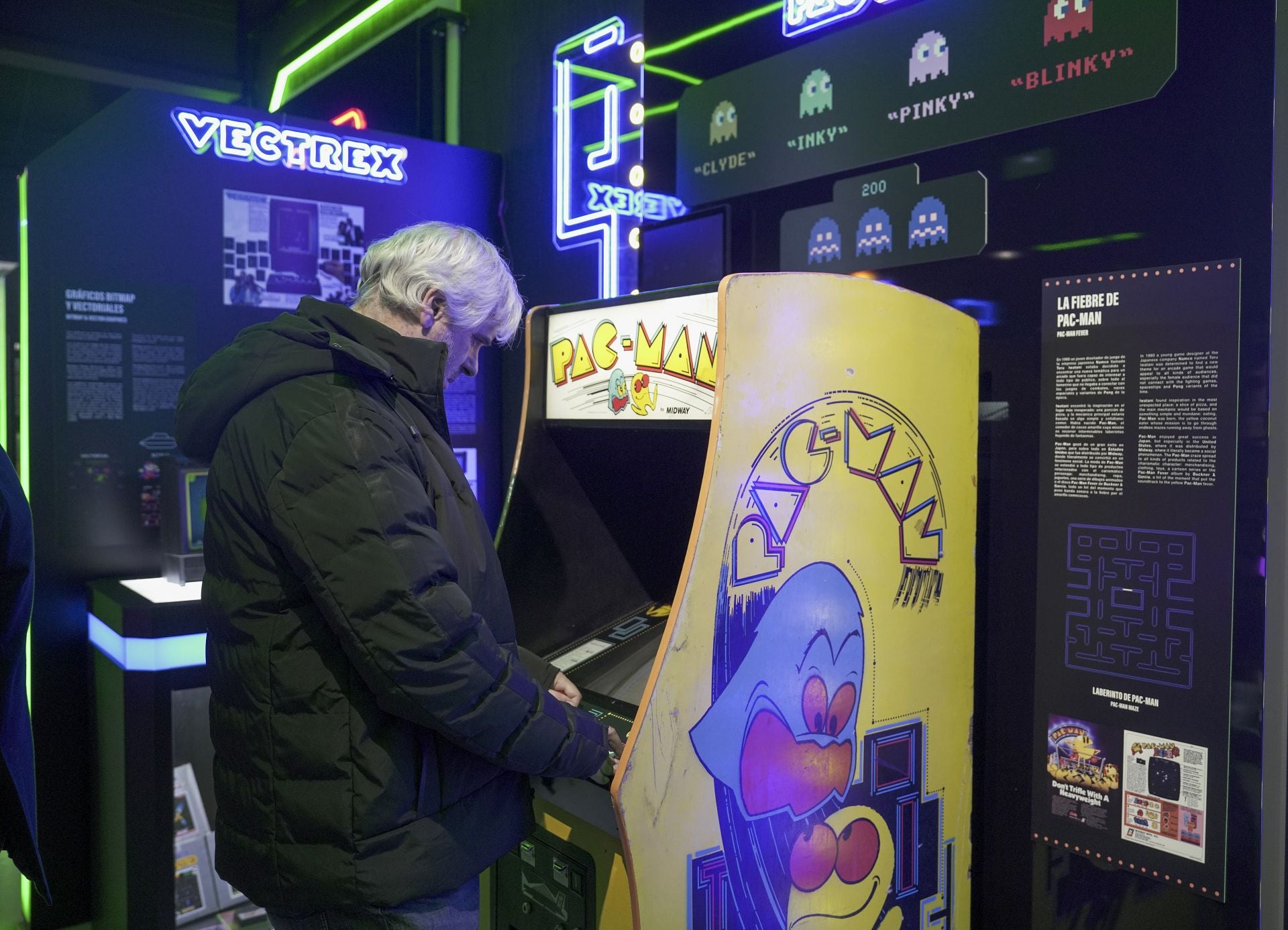 Un señor entretenido con el mítico videojuego 'Pac-Man'