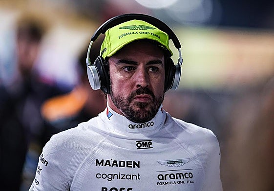 Fernando Alonso escucha a través de los cascos en Catar.