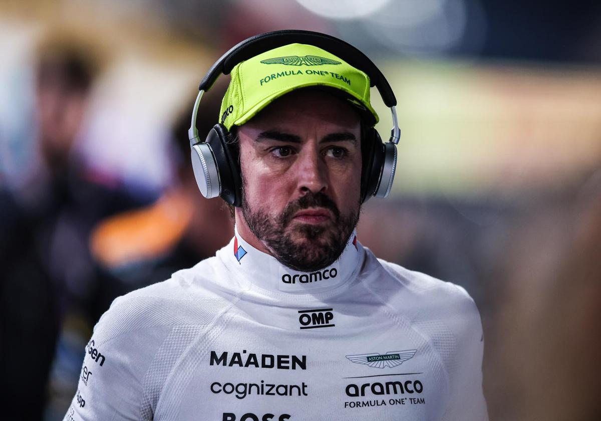 Fernando Alonso escucha a través de los cascos en Catar.