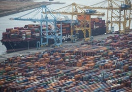 Un barco transportando cientos de contenedores de mercancías en el puerto de Barcelona.