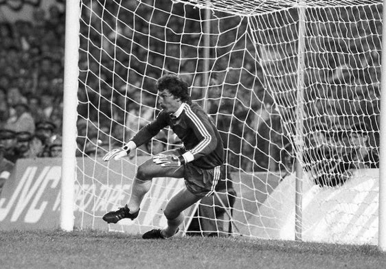 Helmuth Duckadam, durante la tanda de penaltis que decidió la final de la Copa de Europa de 1986.