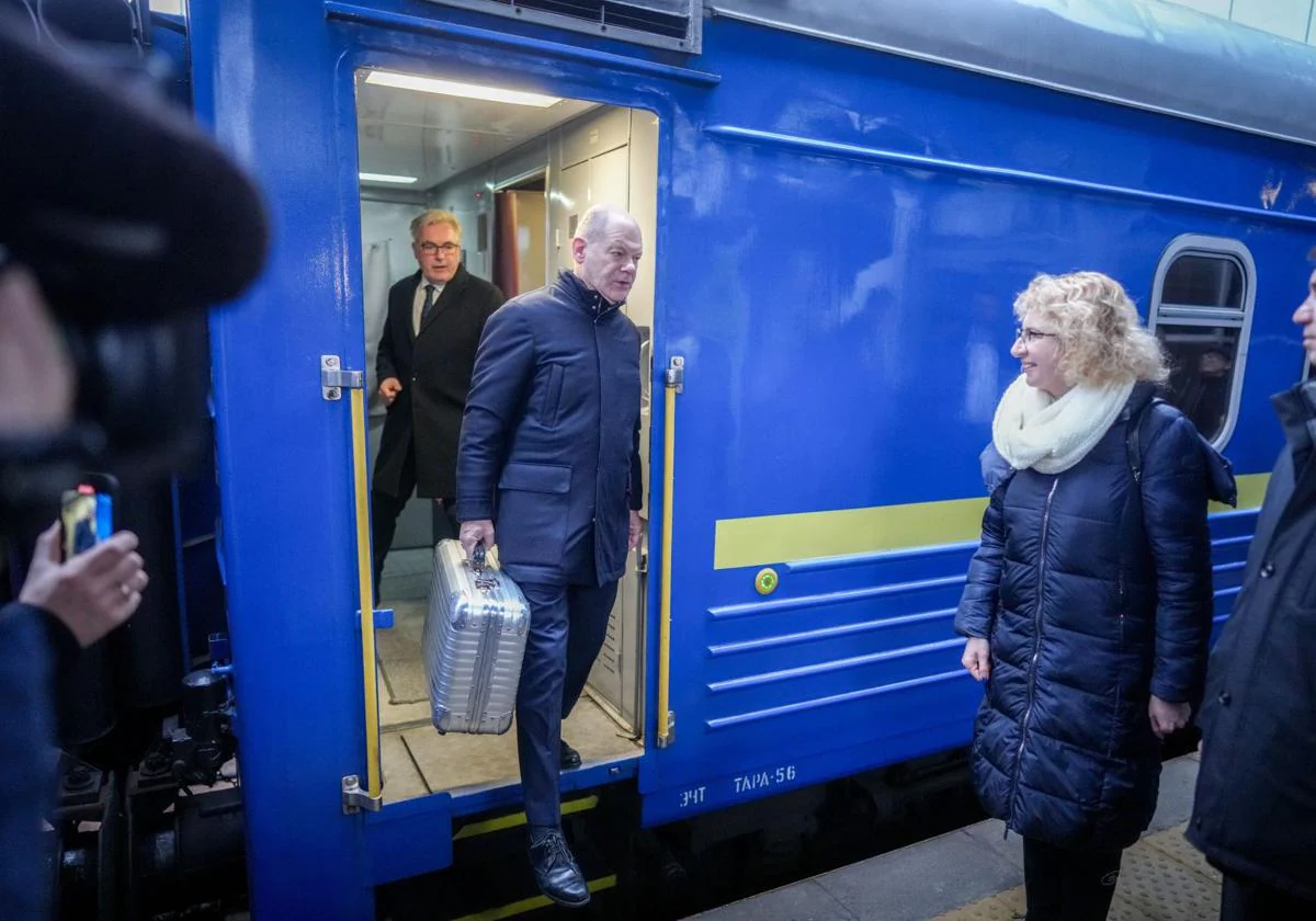 Olaf Scholz, a su llegada este lunes a la estación central de Kiev.