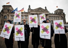 Un grupo de personas se manifiesta frente al Parlamento alemán para exigir la disolución de la ultraderechista AfD.