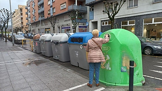 Bruselas avala la tasa de basuras que España implantará en 2025 pero recuerda que hay alternativas