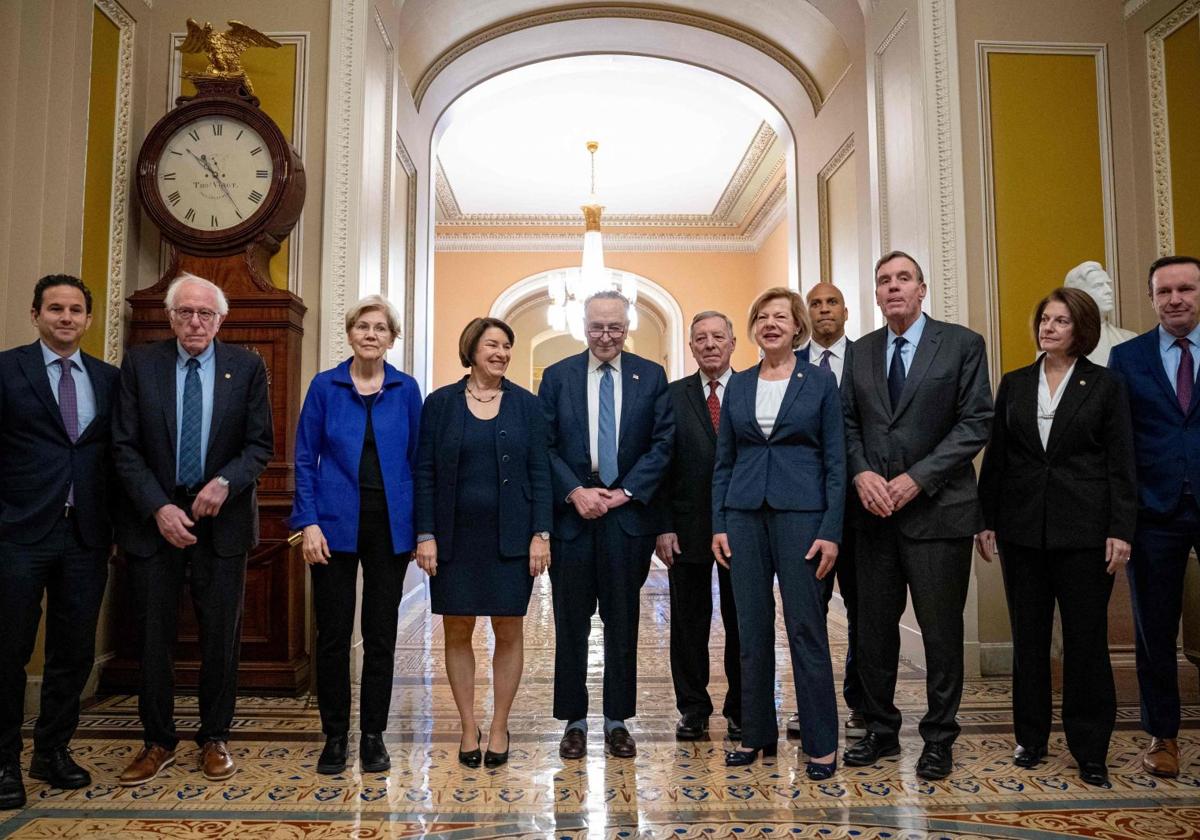 Chuck Shumer, en el centro de la foto, posa junto a otros miembros de la directiva demócrata.