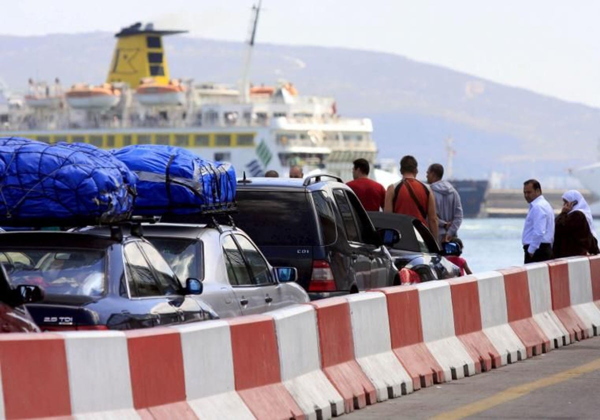 Decenas de coches llegan al puerto de Algeciras donde esperan para poder embarcar hacia Tánger