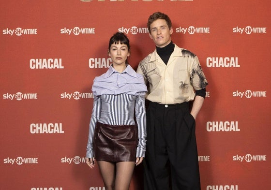 Úrsula Corberó y Eddie Redmayne, durante la presentación de 'Chacal'.