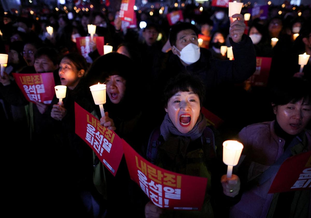 Centenares de personas se manifestaron la noche del miércoles en Seúl para pedir la dimisión del presidente surcoreano.