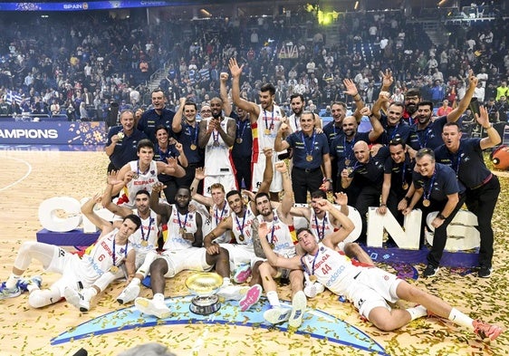 La selección española de baloncesto, celebrando el Eurobasket 2022 en Alemania