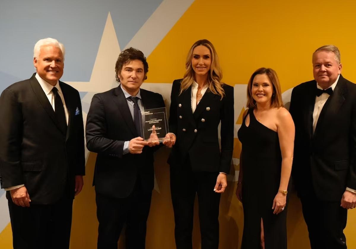 Javier Milei sostiene el premio para Lara Trump durante la Conferencia de Acción Política Conservadora.