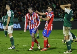 De Paul y Julián Álvarez celebran el gol del primero al Cacereño.