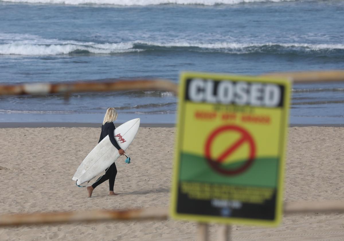 Un cartel de prohibición en una playa californiana.