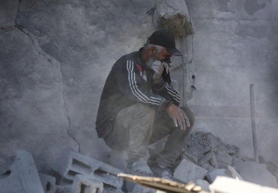 Un hombre se lamenta de los daños causados por un ataque israelí en Gaza.