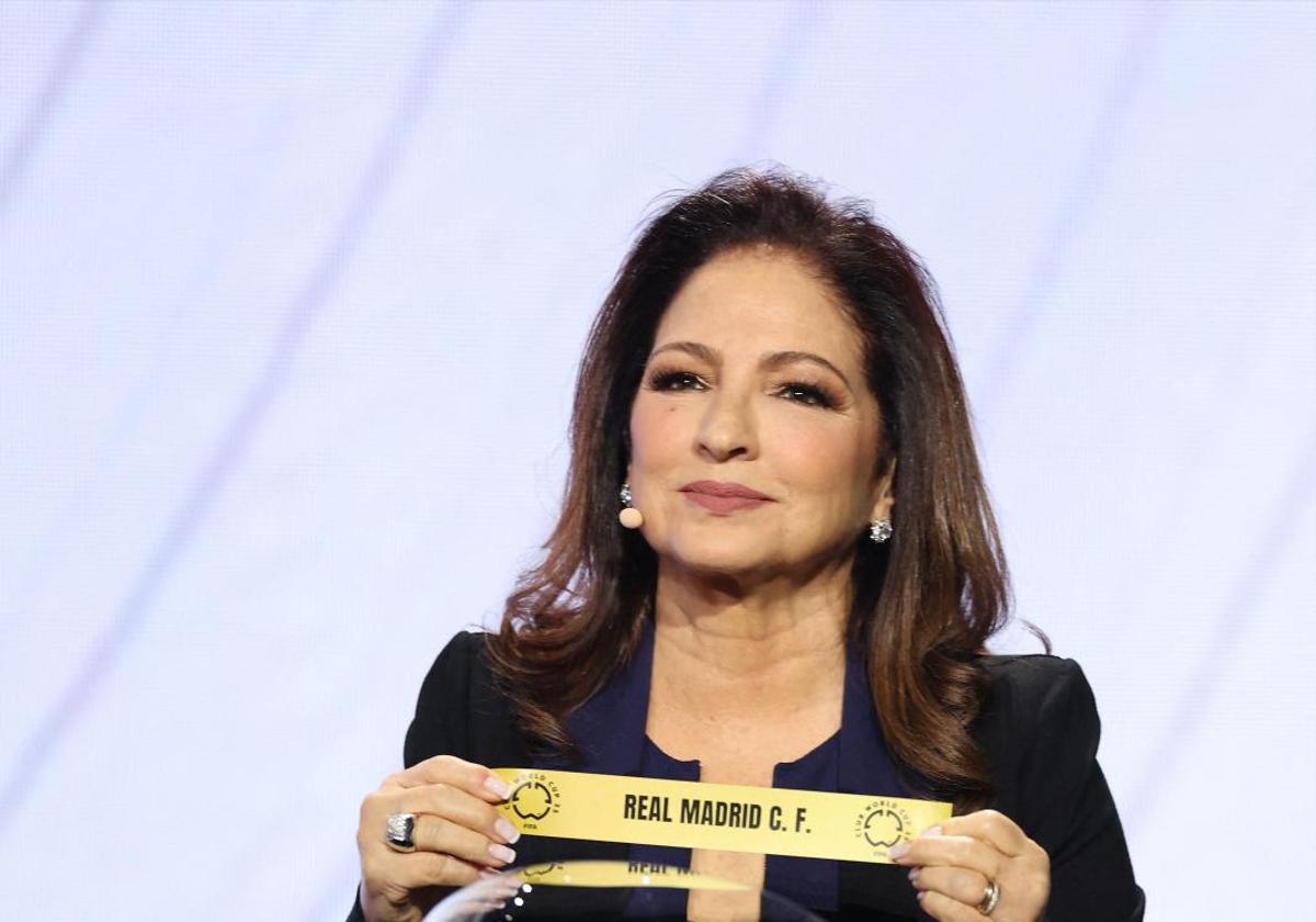 La cantante y empresaria Gloria Estefan, con el nombre del Real Madrid durante el sorteo celebrado en Miami.