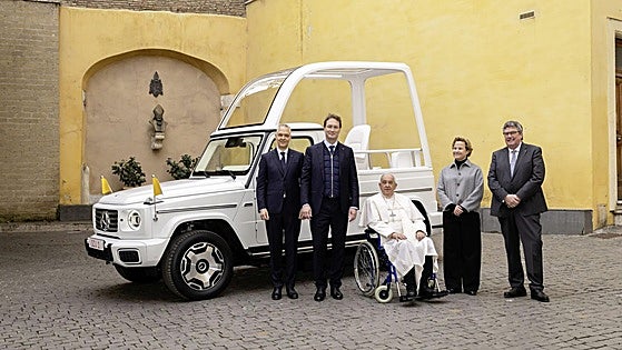 El papa Francisco se enchufa