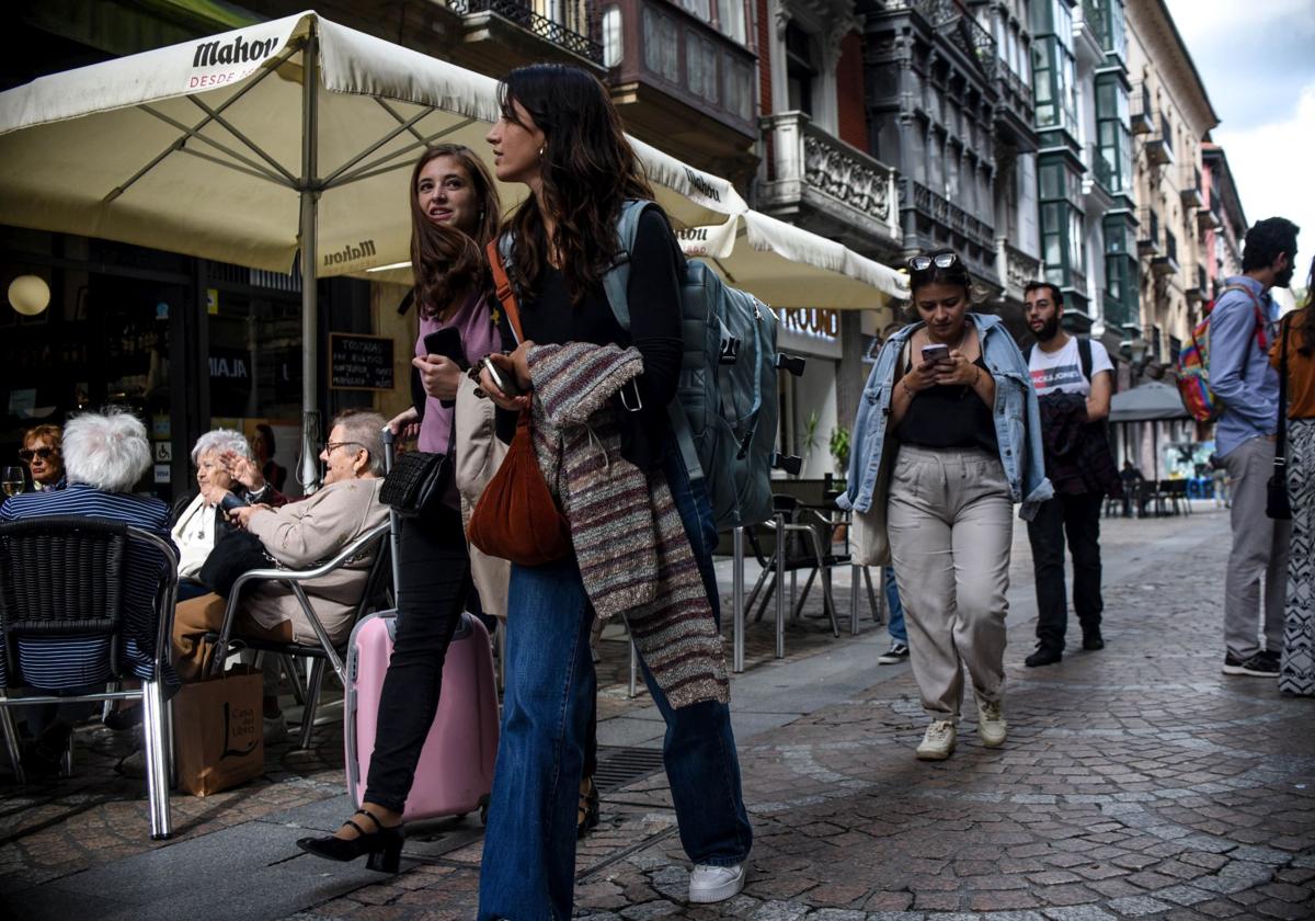 Turistas paseando por el centro de Vitoria.