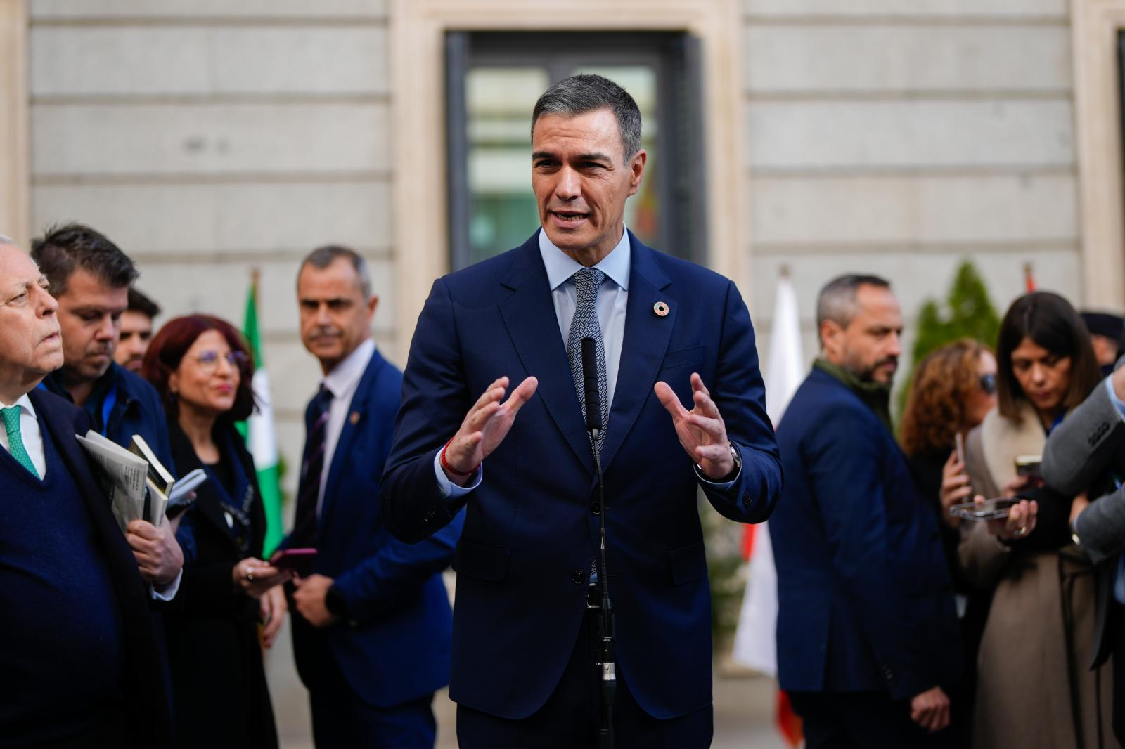 Sánchez confía en que la «empatía» contra el «acoso» de la derecha catapulte al PSOE en 2027