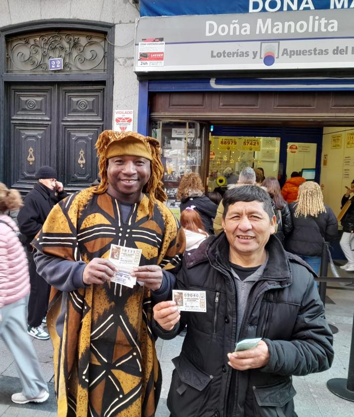 Imagen secundaria 2 - De arriba abajo: Rubén y Luciana de Vigo; Miguel Ángel y Teresa, de Ponferrada y Gran Canaria; y Keita y Raimundo, de Malí y Bolivia.