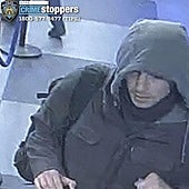 La fotografía distribuida por la policía de Nueva York muestra al sospechoso del tiroteo a las puertas del hotel Hilton donde fue asesinado el director ejecutivo de UnitedHealthcare, Brian Thompson.