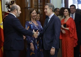 El presidente del Senado Pedro Rollán y la presidenta del Congreso, Francina Armengol saludan al líder del Partido Popular, Alberto Núñez-Feijóo este viernes