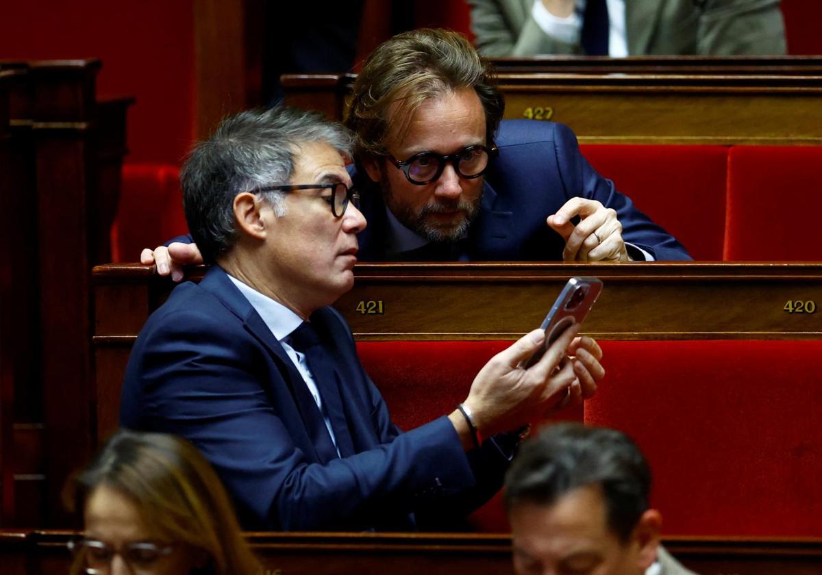 Olivier Faure mira su móvil desde su escaño en la Asamblea.