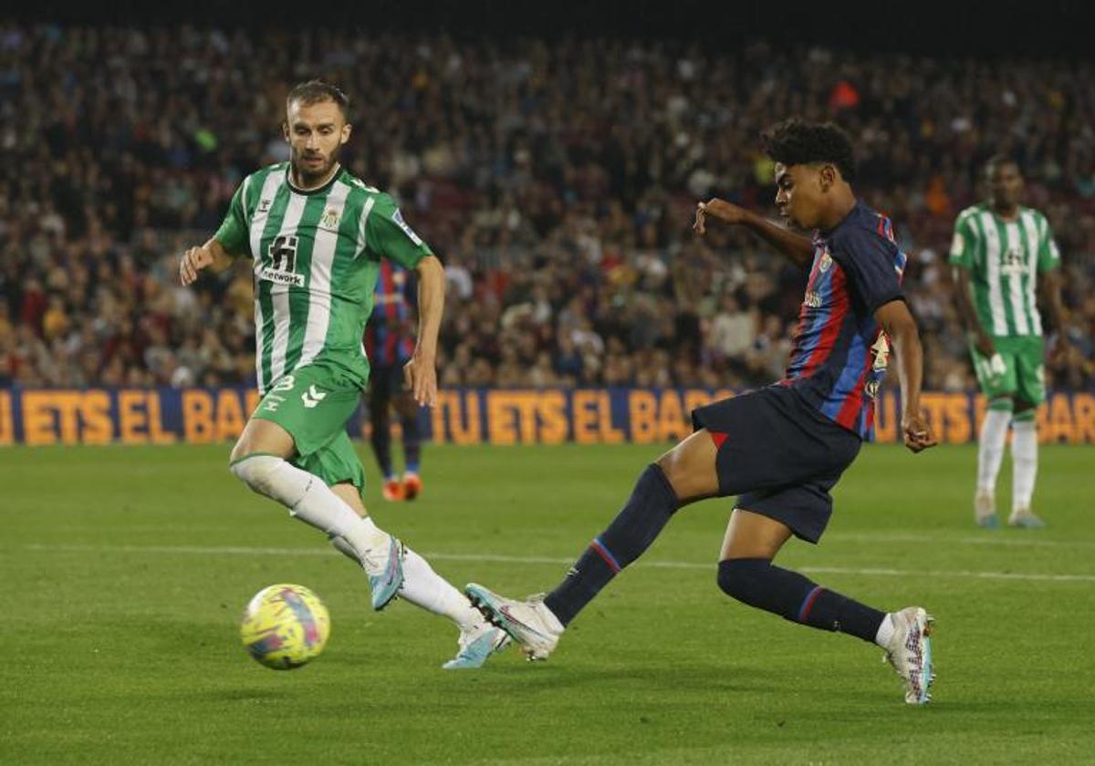 Lamine Yamal, durante un partido contra el Betis.