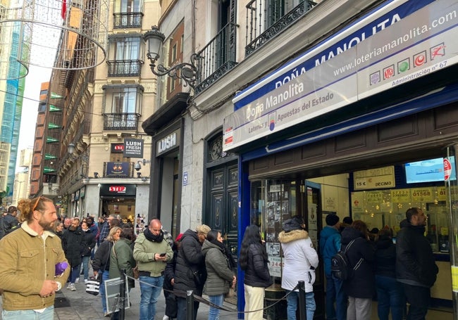 Colas ante la administración de Doña Manolita este viernes.