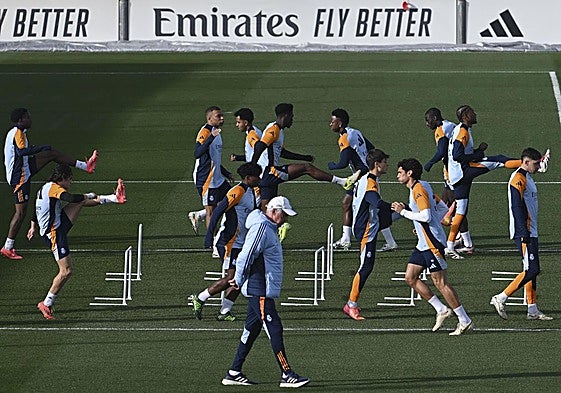 Carlo Ancelotti, pensativo durante el entrenamiento del Real Madrid este viernes.