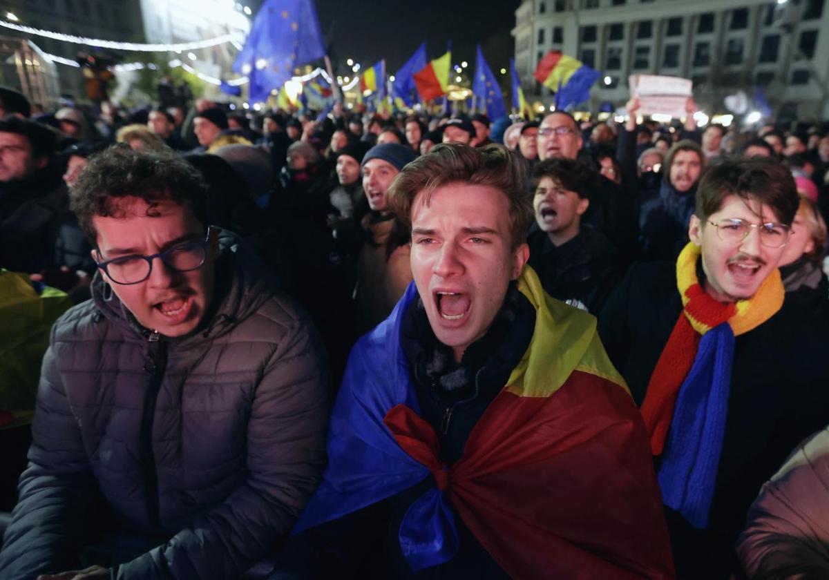 Una manifestación proeuropea protesta por el resultado de la primera vuelta electoral en las calles de Bucarest, la capital de Rumanía.