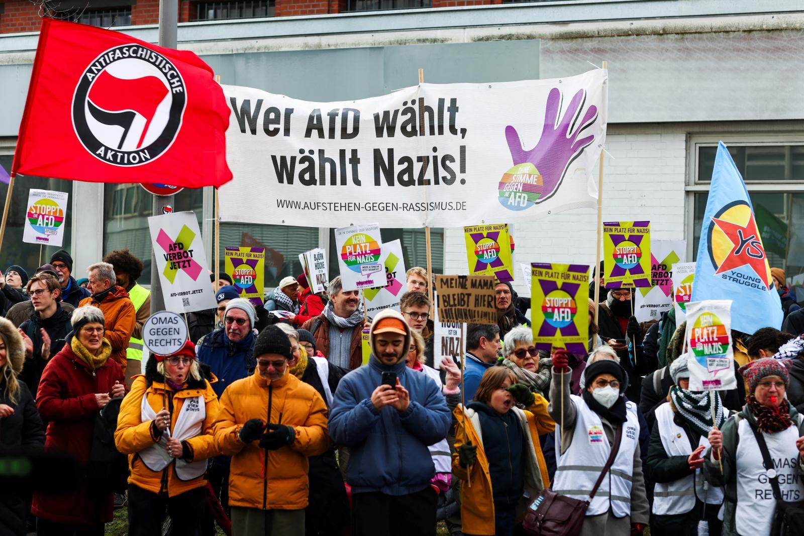 Manifestación antifascista a las puertas del congreso de la AfD.