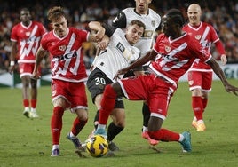 El Rayo fulmina al Valencia en Mestalla y pone contra las cuerdas a Baraja