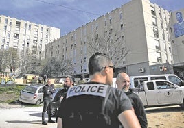 Dispositivo policial en La Castellane durante una visita de Macron centrada en la lucha contra el tráfico de drogas en Marsella.