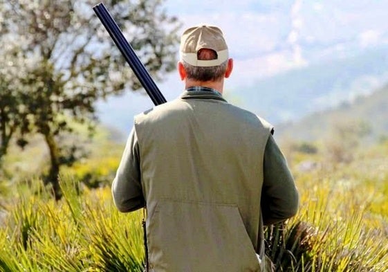 Un cazador a la espera de cobrarse una pieza.