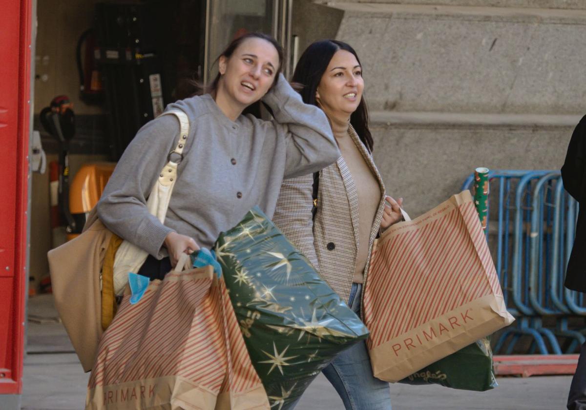 Dos personas durante las compras del Black Friday.