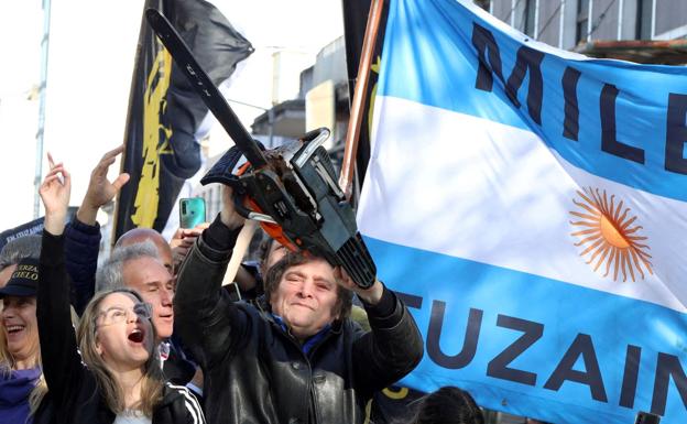 Milei salió con una motosierra en un mitin de su campaña electoral el pasado año.