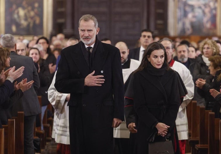 Los Reyes entran en la Catedral de Valencia para presidir la misa funeral por los fallecidos por la DANA.