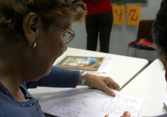 Mujer adulta lee un cuaderno.