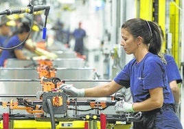 Trabajadores en la planta de baterías para los vehículos eléctricos que Stellantis produce en su factoría de Figueruelas (Zaragoza).