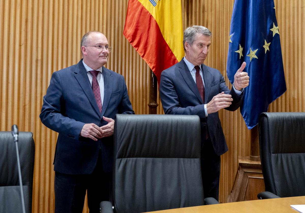 Alberto Núñez Feijóo, líder del PP, junto a Miguel Tellado, portavoz parlamentario del partido