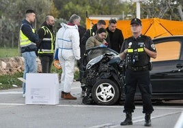 La Policía investiga el coche en el que la mujer fue asesinada.