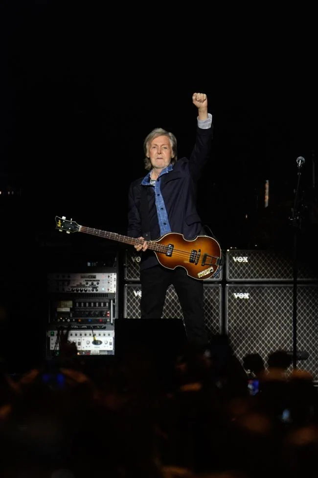 Paul McCartney, bu Pazartesi Madrid'de bir seyircinin ayaklarına teslim olması önünde açık bir haklılık jesti yaptı.