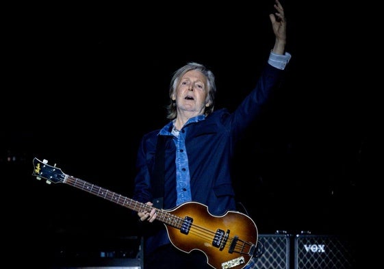 El veterano músico británico Paul McCartney, durante una de las canciones que ha tocado en el concierto de este lunes en Madrid.