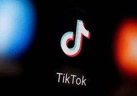 Logo de TikTok en la pantalla de un smartphone.