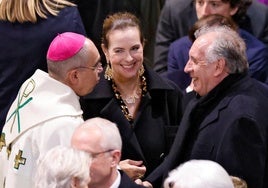 François Bayrou, junto a la actriz Carole Bouquet, durante el acto de reapertura de Notre Dame.