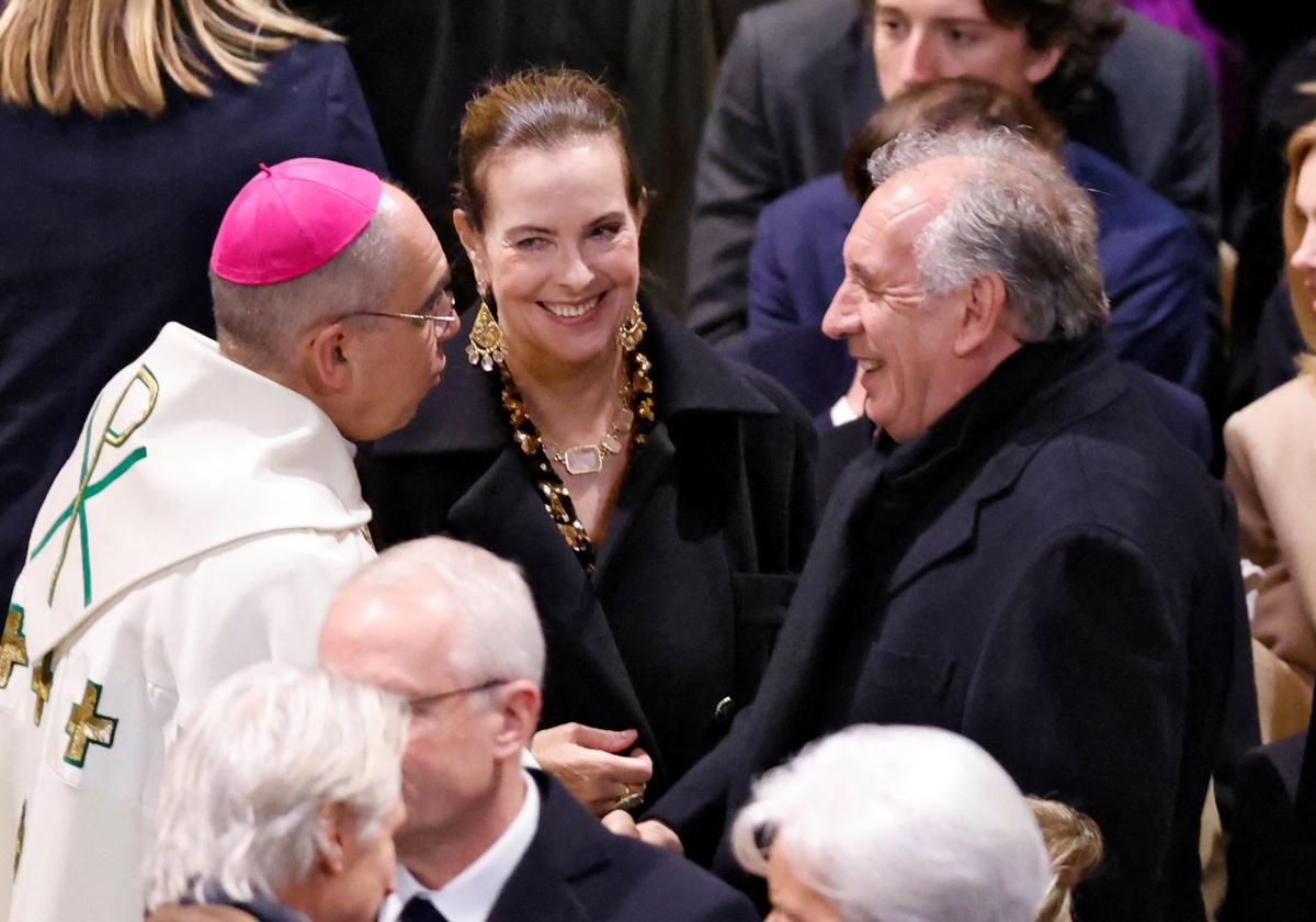 François Bayrou, junto a la actriz Carole Bouquet, durante el acto de reapertura de Notre Dame.